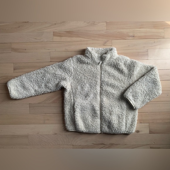 Uniqlo Other - UNIQLO - Cream Sherpa sweater